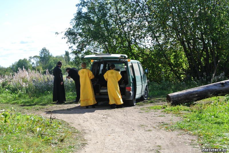 д. Пакшеньга 31 августа приезд Владыки Василия для освящения фундамента строящегося храма в честь св. блаж. Матроны Московской.